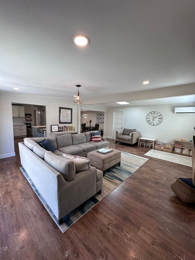 Building Photo - Open Floor Plan in this Stunning 3 bedroom 2 bath home in Imperial Beach!