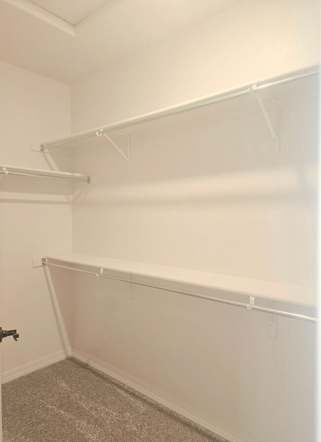 Building Photo - 585 Ravenna Ct