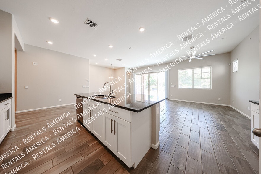 Building Photo - 3865 E Dogwood Pl