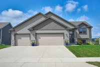 Building Photo - 5 bedrooms 3 bathrooms and a 3-car garage