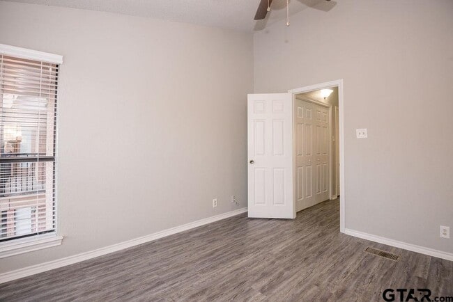 Building Photo - 5911 Hollytree Dr