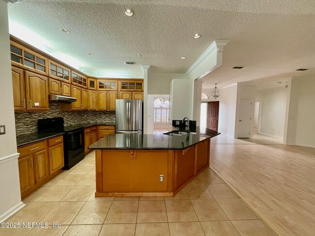 Building Photo - 2127 Forest Gate Dr W