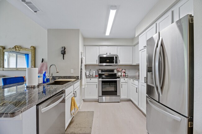 Building Photo - 2801 Chancellorsville Dr