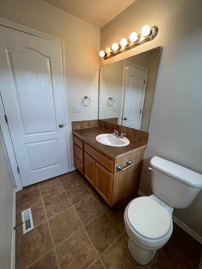 Building Photo - Lovely 4 bedroom (+ 2 living rooms) 2.5 ba...