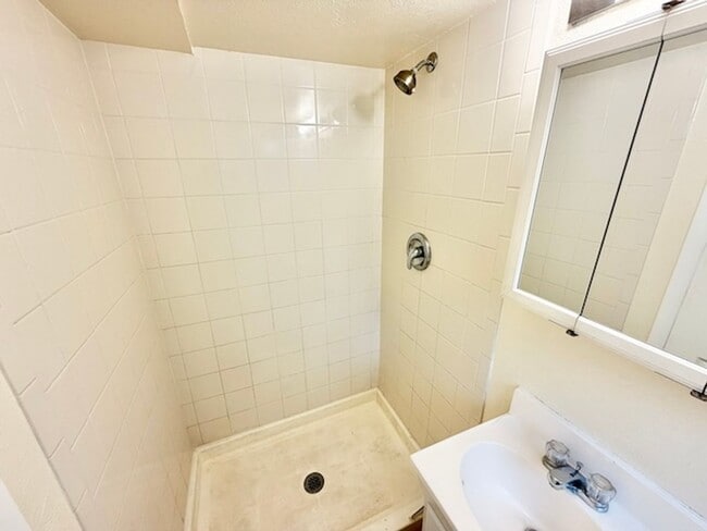 Building Photo - 387 S Queen Cir