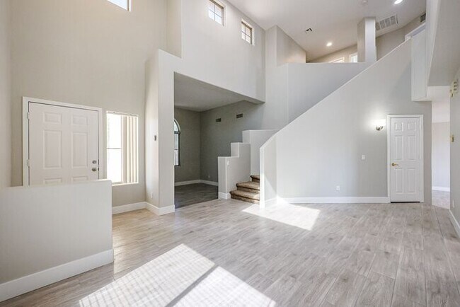 Building Photo - Beautiful 4 Bed 2000+ SFT property in Wind...