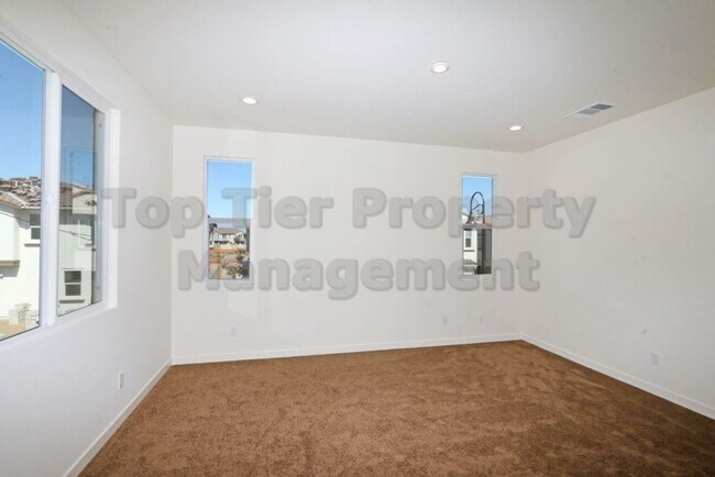 Building Photo - ***Charming 3 bed / 2.5 bath Townhome in O...