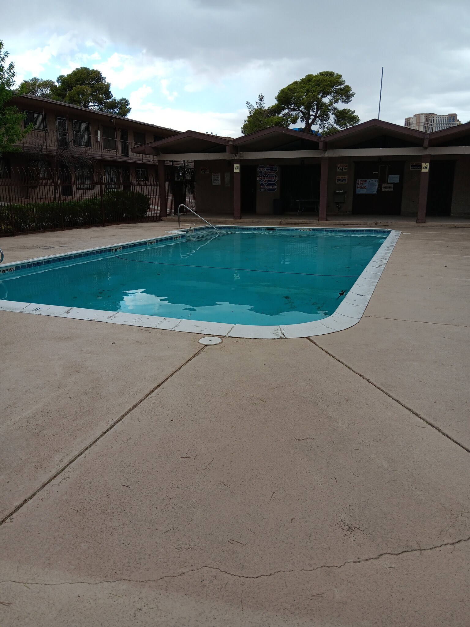 Building Photo - 565 S Royal Crest Cir