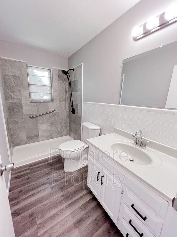 Building Photo - 5101 NE 58th St