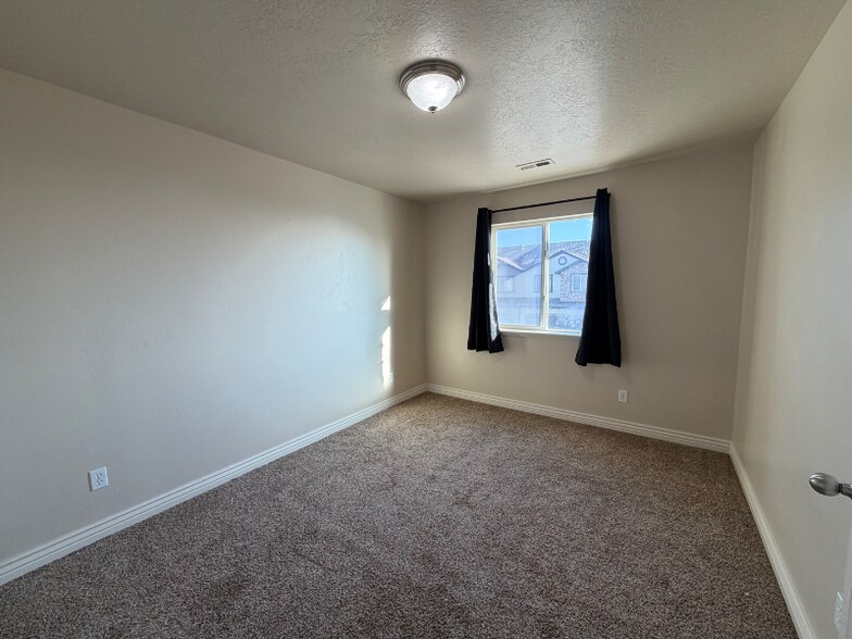 Building Photo - 1987 Churchill Dr