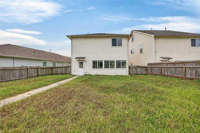 Building Photo - 20747 Settlers Lake Cir N