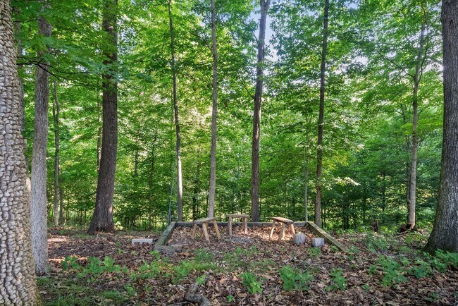 Building Photo - Pet Friendly Three Bedroom!