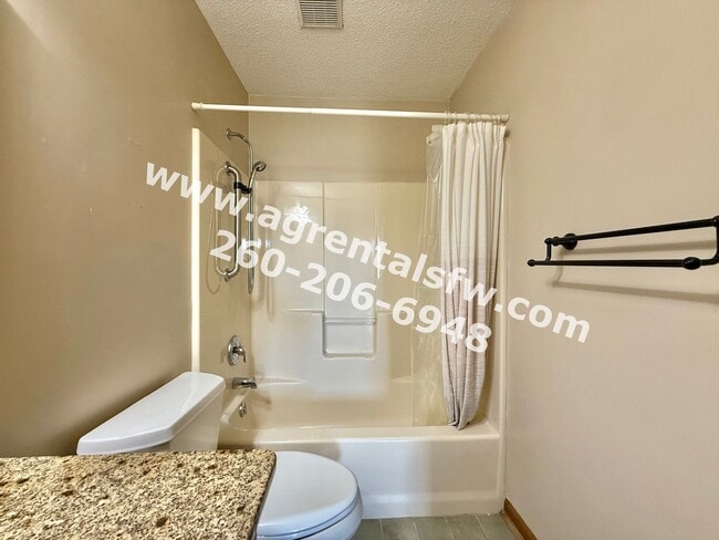 Building Photo - 3 Bedroom House