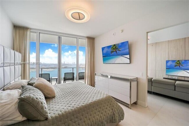 Building Photo - 1100 Biscayne Blvd