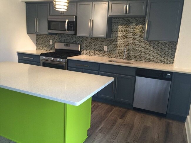 Building Photo - Modern 4 Bedroom, 2 Bathroom Rental in Sou...