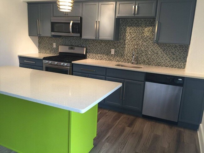 Building Photo - Modern Rental - South Side Flats