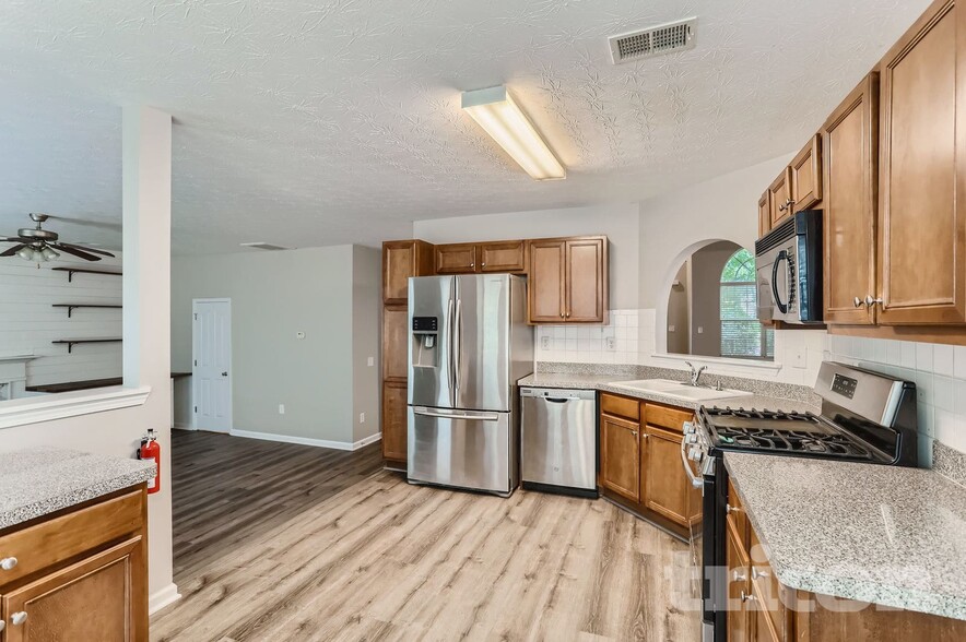 Building Photo - 10 St Charles Pl