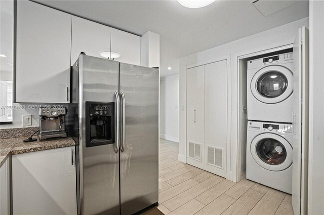 Building Photo - 2101 Brickell Ave