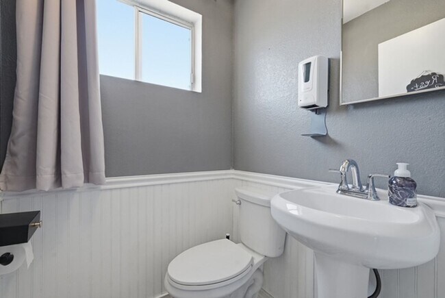 Building Photo - Mesa 4 Bed Single-Level Home • 2,044 Sq Ft • Oversized Yard • Stapley & McKellips