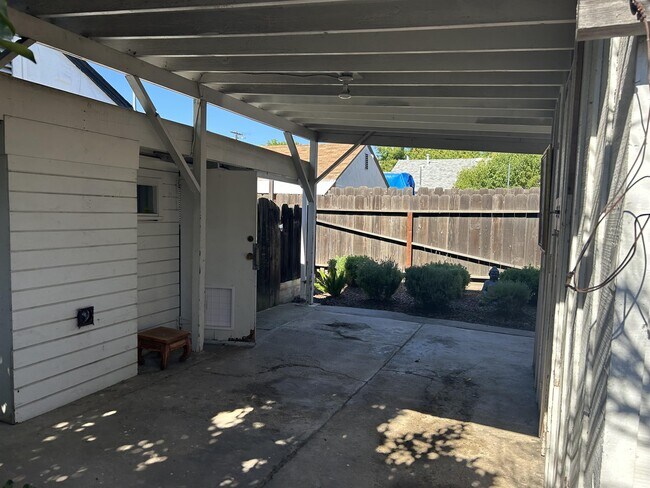 Building Photo - 517 Dawn Dr