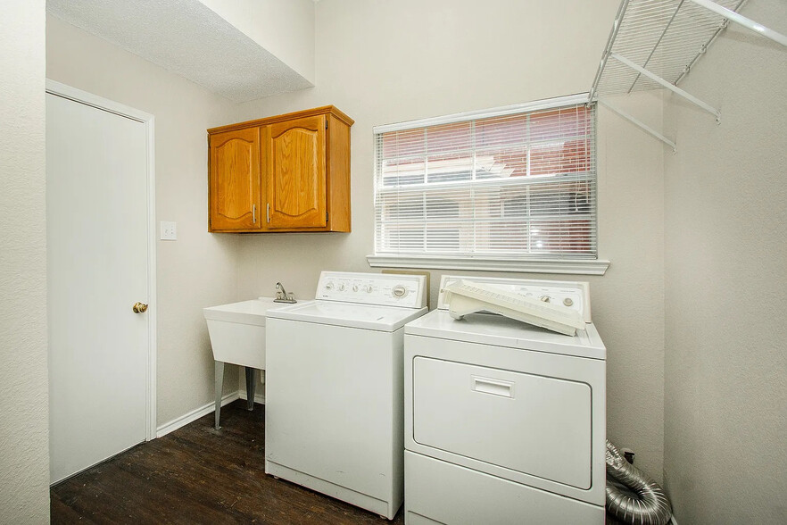 Building Photo - Room in House on Kentshire Cir