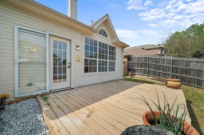 Building Photo - 945 Azalia Dr