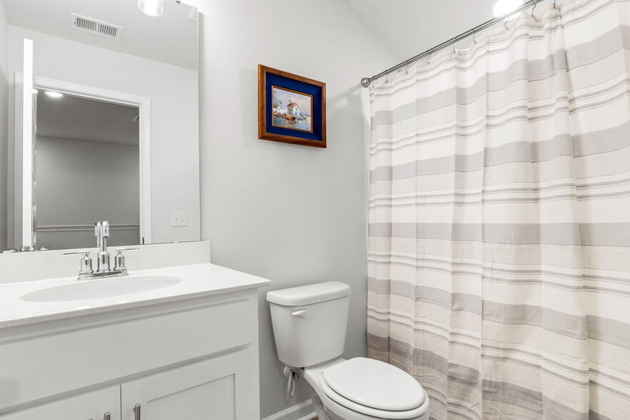 Building Photo - 825 Descartes St