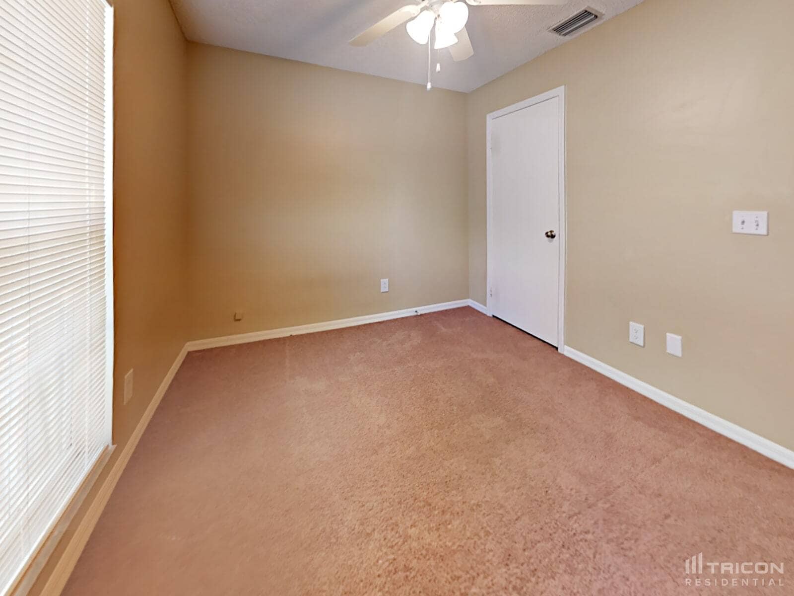 Building Photo - 1028 Hardwood Dr