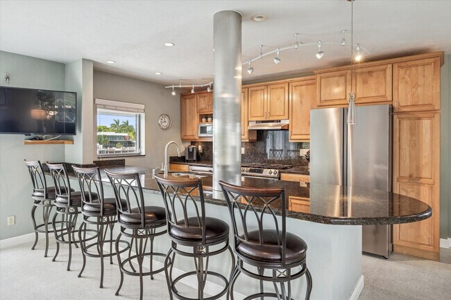 Building Photo - 561 Bayshore Dr