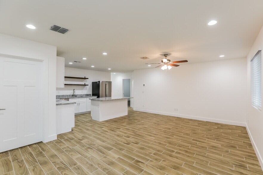 Building Photo - 5919 S 12th Ln