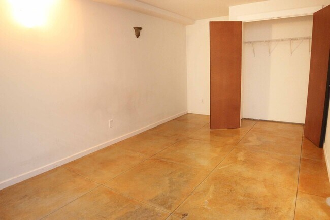 Building Photo - 318-320 W Myrtle