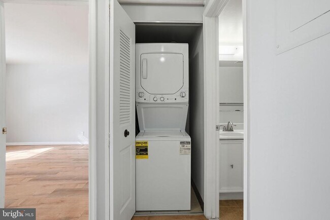 Building Photo - 5902 Cove Landing Rd