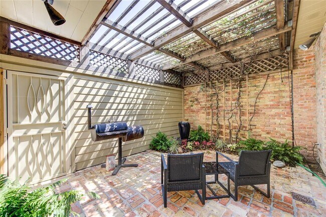 Building Photo - 7530 Del Monte Dr