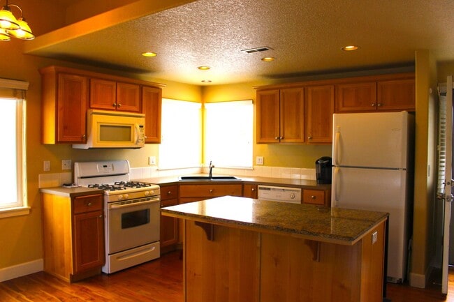 Building Photo - Charming Single-Level Bend Home with New Carpet and Big Yard