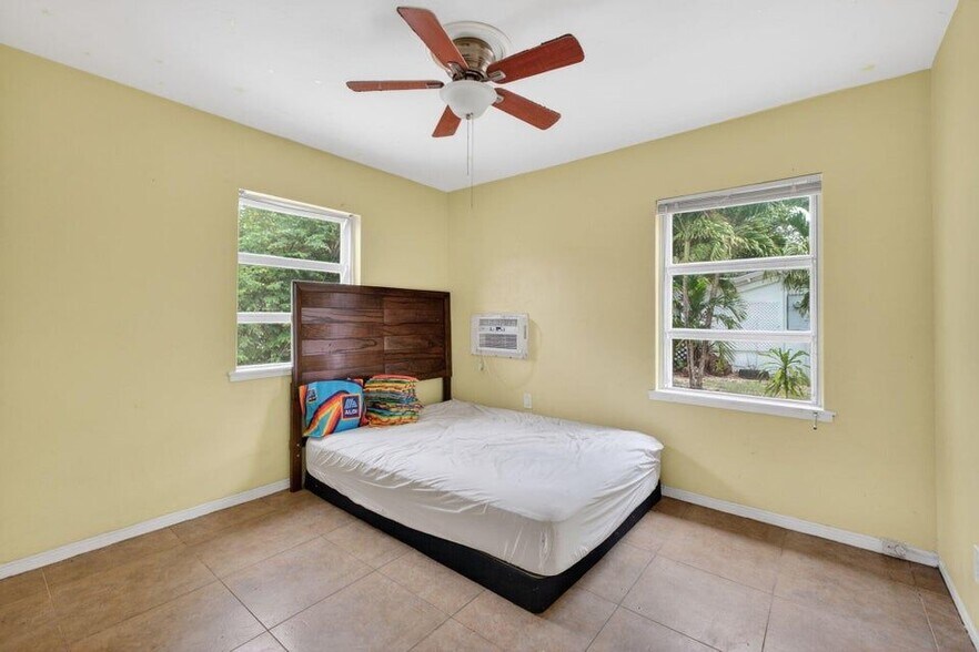 Building Photo - 841 SW 18th Ct