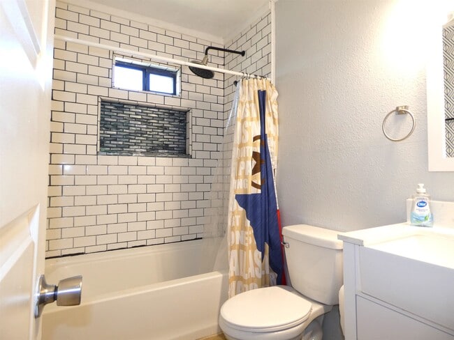 Building Photo - 1101 E College St