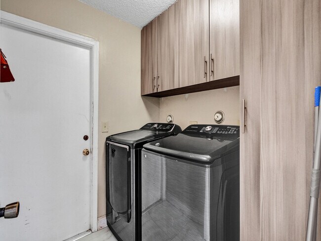 Building Photo - 9610 Dunhill Dr