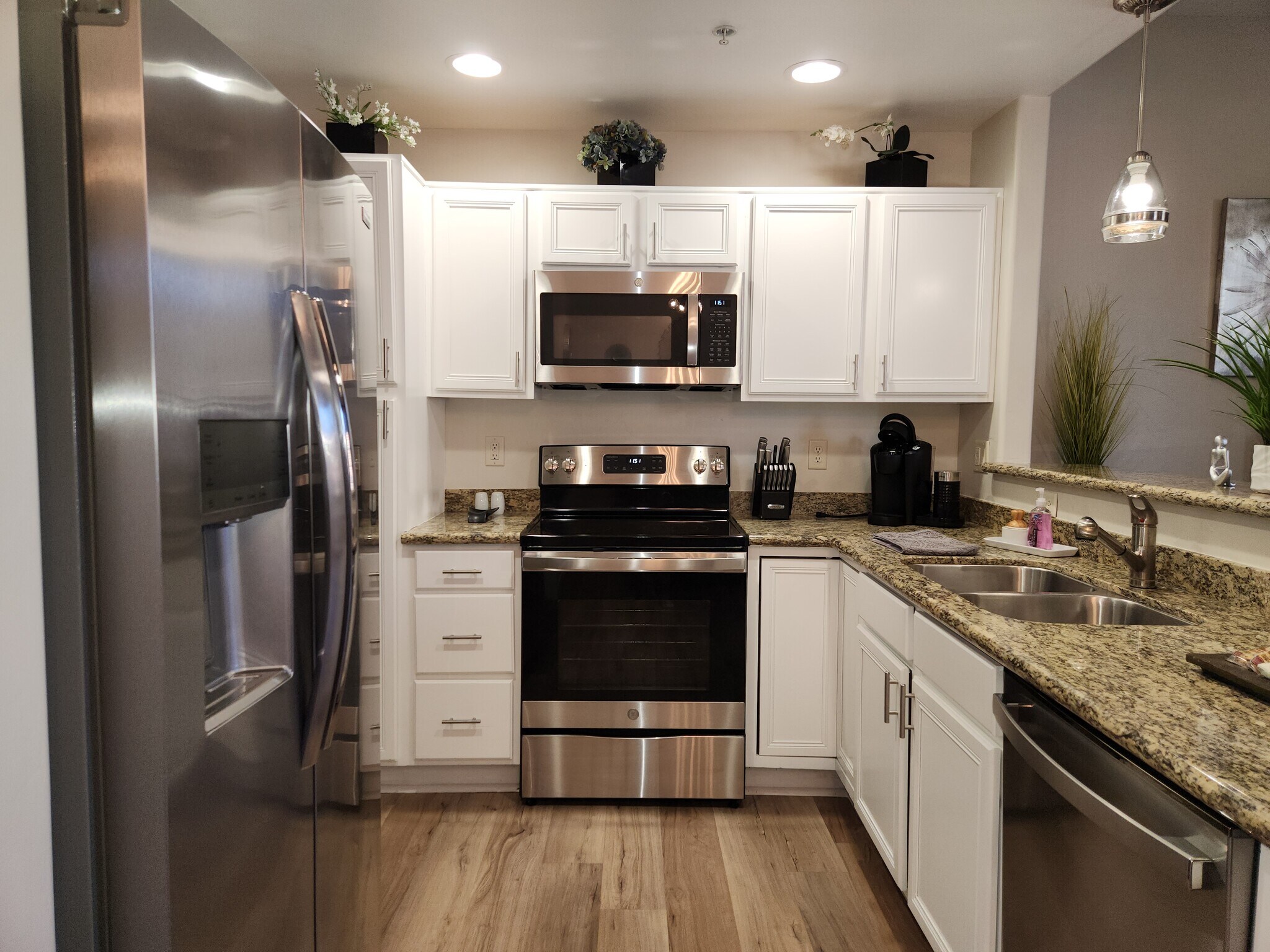Fully equipped kitchen - 2028 E River Rd