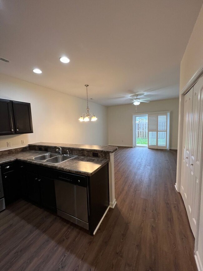 Building Photo - SAYLOR'S WATCH - 3 Bedroom Townhome in Mon...