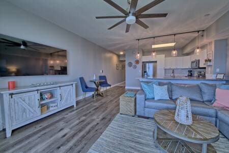 Building Photo - 9900 S Thomas Dr