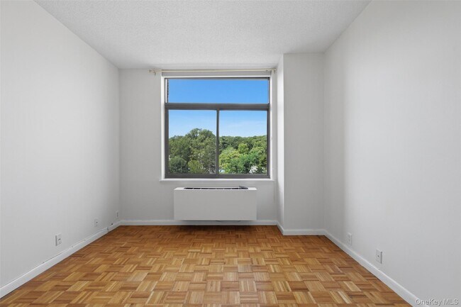 Building Photo - 35 N Chatsworth Ave