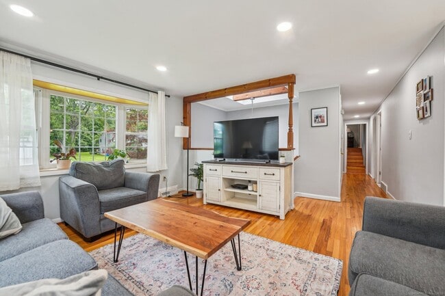 Building Photo - 44 Simsbury Manor Dr