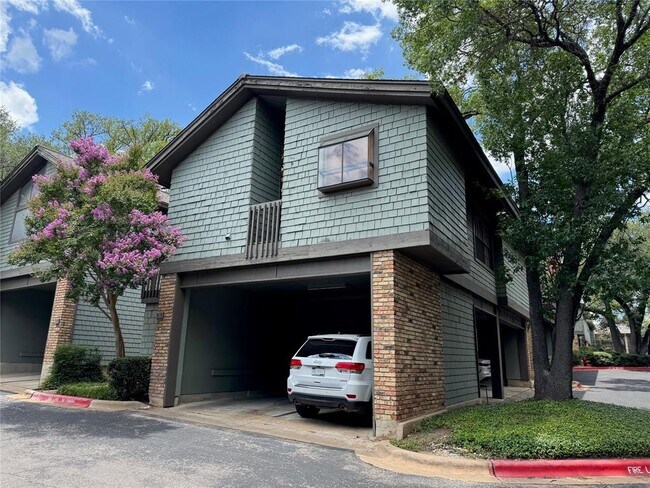 Building Photo - 7122 Wood Hollow Dr
