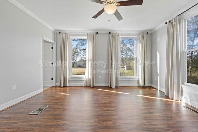 Building Photo - 138 Main St