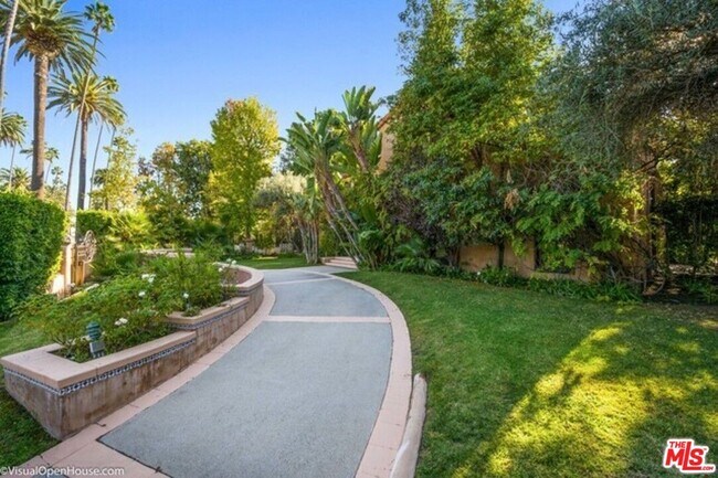 Building Photo - 725 Foothill Rd