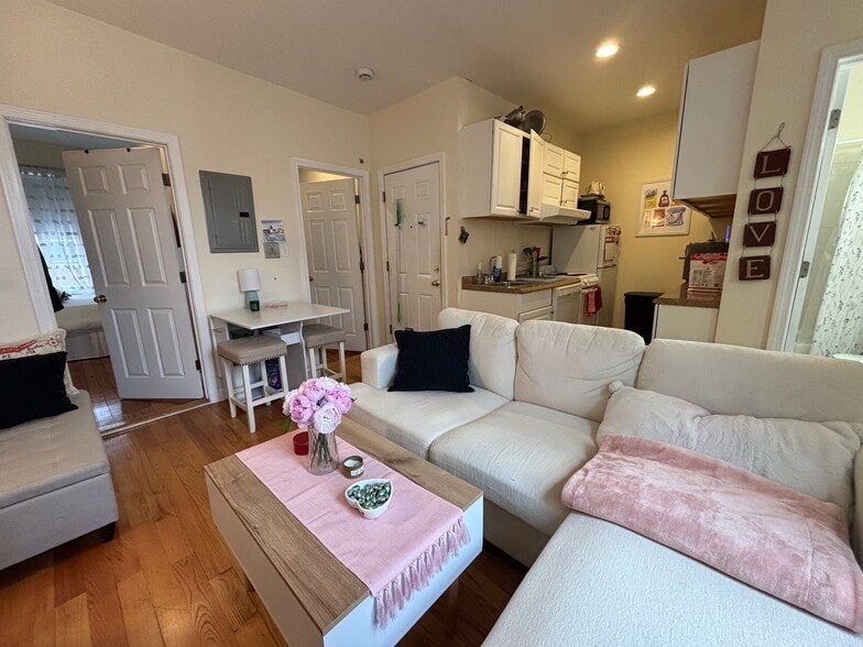 Building Photo - 8 Grove St