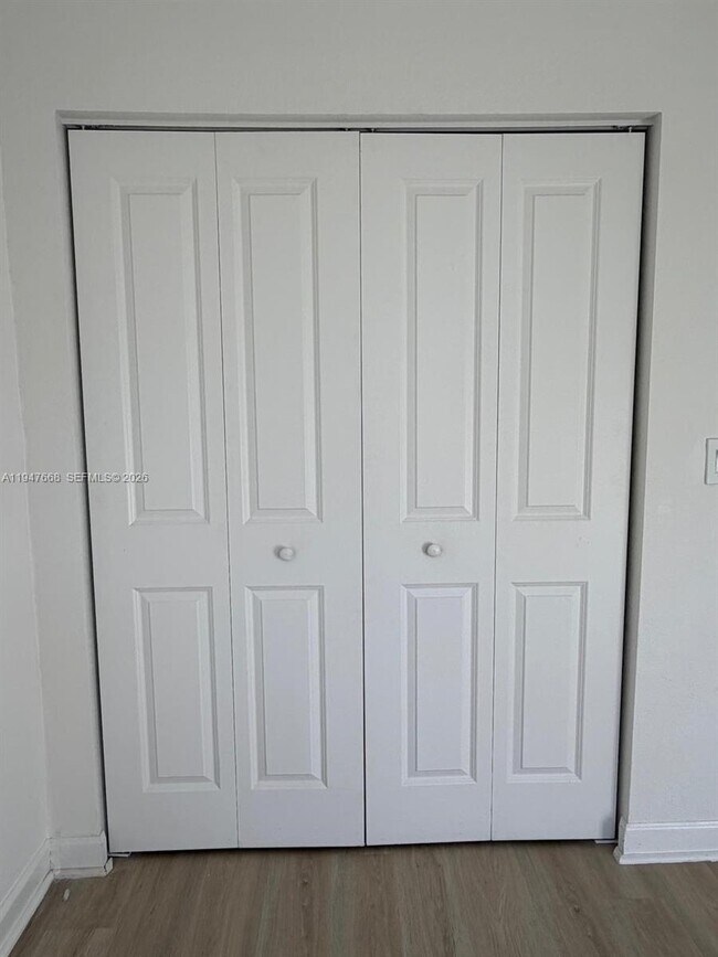 Building Photo - 909 NE 211th St