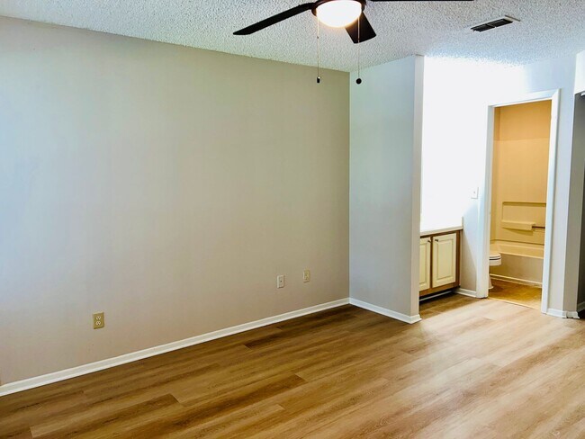 Building Photo - 2585 Grassy Point Dr