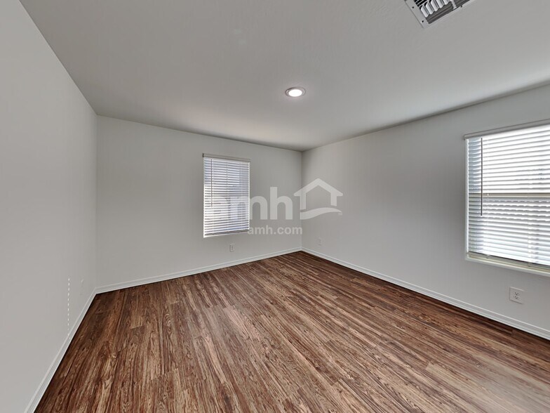 Building Photo - 795 S 150th Dr