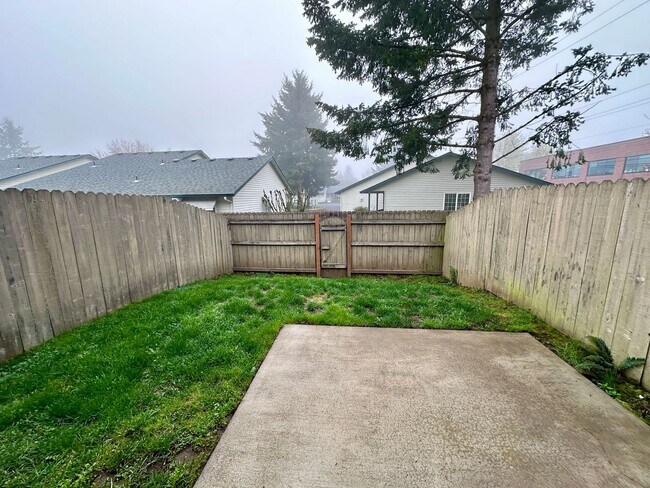 Building Photo - Beautiful 3 Bd 2.5 Ba Town Home by Vancouver Mall